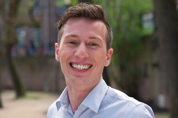 Obraz premium Attractive young man smiling outdoors