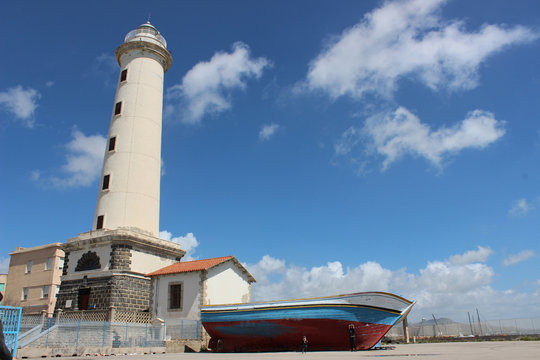 il faro e la barca