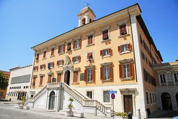 Fototapeta na wymiar Włochy, Livorno fasada budynku rady.