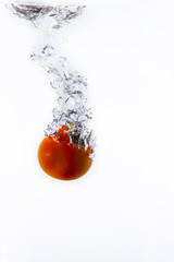 tomate rouge dans l& 39 eau
