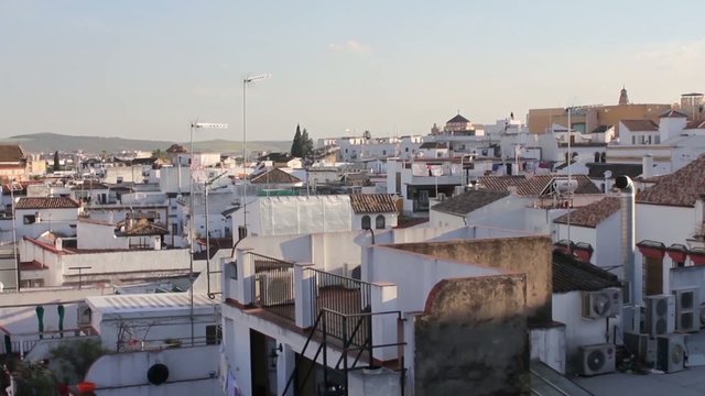 Timelapse de los tejados de una casa al atardecer