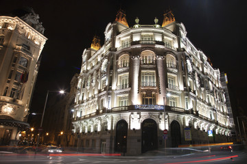 Fototapeta na wymiar Madryt - secesyjny budynek forma Cale de Alcala noc ad