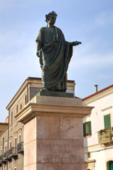 Fototapeta na wymiar Statua Horacego. Venosa. Basilicata. Włochy.