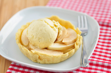 Apfeltarte mit Vanilleeis
