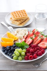 Obstteller mit Waffeln