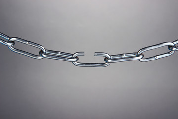 Obraz premium Broken chain on gray background