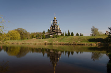 Fototapeta premium Russisch-orthodoxe Kirche an einem See