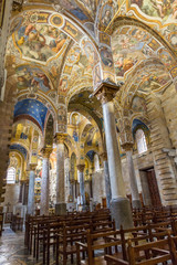 Fototapeta na wymiar Wspaniałe kolumny w kościele 