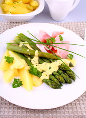 Green asparagus with prosciutto, potato, parsley and sauce
