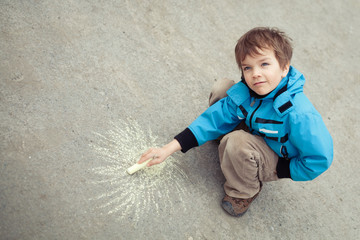 Naklejka premium Boy drawing on road