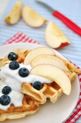 Vollkorn Waffeln mit Joghurt und Obst