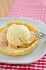 Apfeltarte mit Vanilleeis