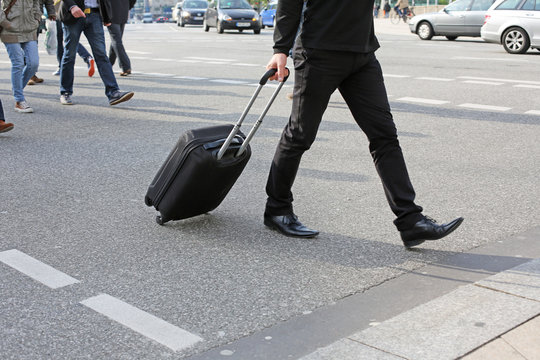 Mann mit Rollkoffer