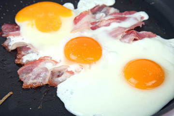 Spiegelei und Speck