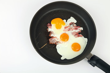 Pfanne mit Spiegelei und Speck