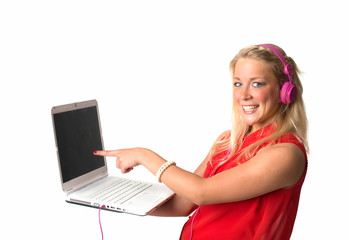 Frau mit Laptop und Kopfhörer