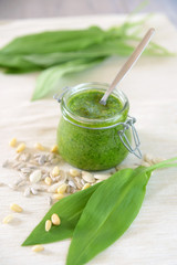 Glas mit frischem Bärlauchdip