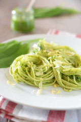 Spaghetti mit Bärlauchpesto