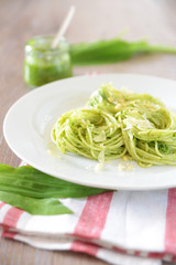 In Bärlauchsoße geschwenkte Spaghetti