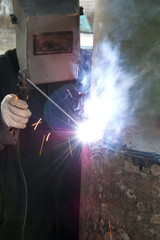 welder cooks an pipe