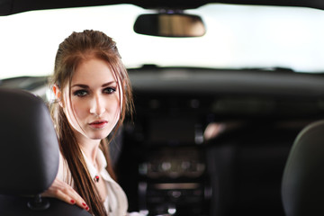 Fototapeta na wymiar attraktive Frau im Auto