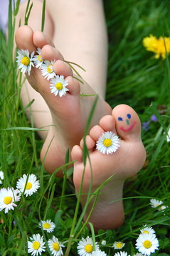 nackte Füße im Gras