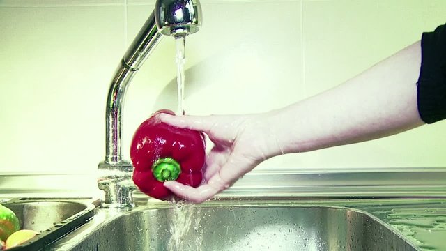Lavando verduras, pimiento, berenjena, tomate