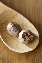 Muskatnüsse auf Holzlöffel