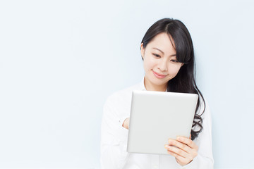 Naklejka premium タブレットPCを使う女性