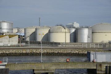 Tanks in einem Hafen