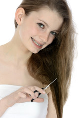 Freundliche Jugendliche schneidet sich die Haare