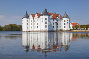 Fototapeta na wymiar Wasserschloss in Glücksburg,Schleswig-Holstein