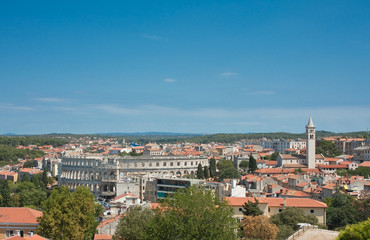 Fototapeta na wymiar Widok na miasto i zatokę ze wzgórza Kastel. Pula. Chorwacja