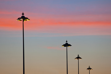 Obraz premium Straßenlampen vor Sonnenaufgang