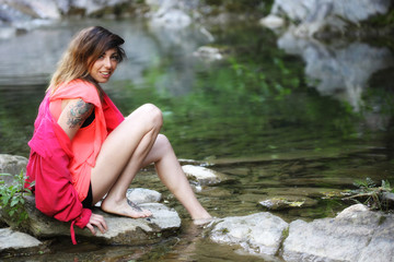 Giovane ragazza al fiume