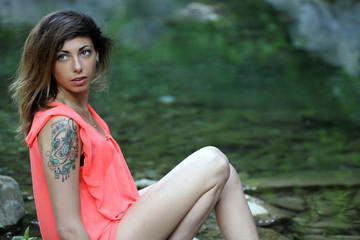 Giovane ragazza al fiume