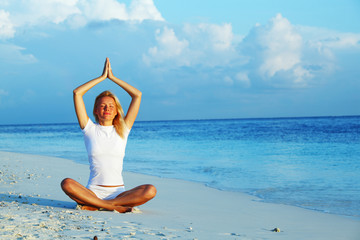 Fototapeta na wymiar yoga woman on sea coast