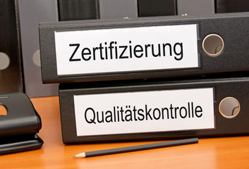 Zertifizierung und Qualitätskontrolle Ordner im Büro