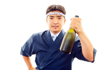 日本酒の瓶を持つ笑顔の寿司職人