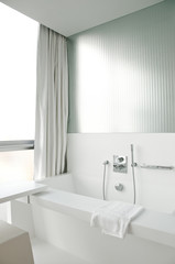 Obraz na płótnie Canvas Modern white bathroom interior