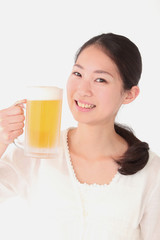 ビールと若い女性