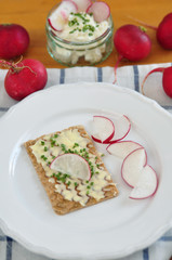 Knäckebrot mit Frischkäse und Radieschen