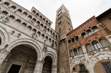 Fototapeta premium Lucca's Cathedral in a foggy day