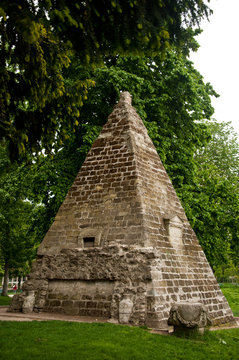 Pyramide parc Monceau &agrave; Paris