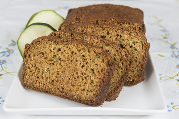 Rebanadas de bizcocho de calabacín y jenjibre.