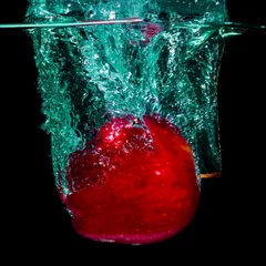 Crédence en verre imprimé Éclaboussures deau Pomme rouge et éclaboussures d& 39 eau