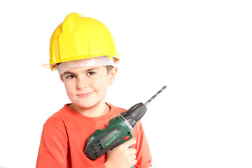 bambino con trapano e casco