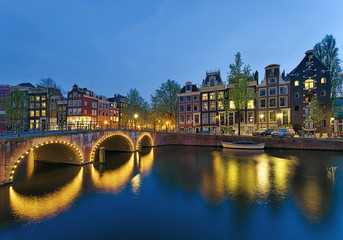 Obraz premium Grachten Amsterdam bei Nacht