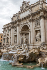 Fototapeta na wymiar Fontanna di Trevi, znaną atrakcją turystyczną w Rzymie
