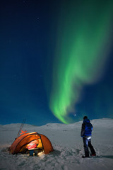 Zelt, Camper und Nordlichter im Winter
